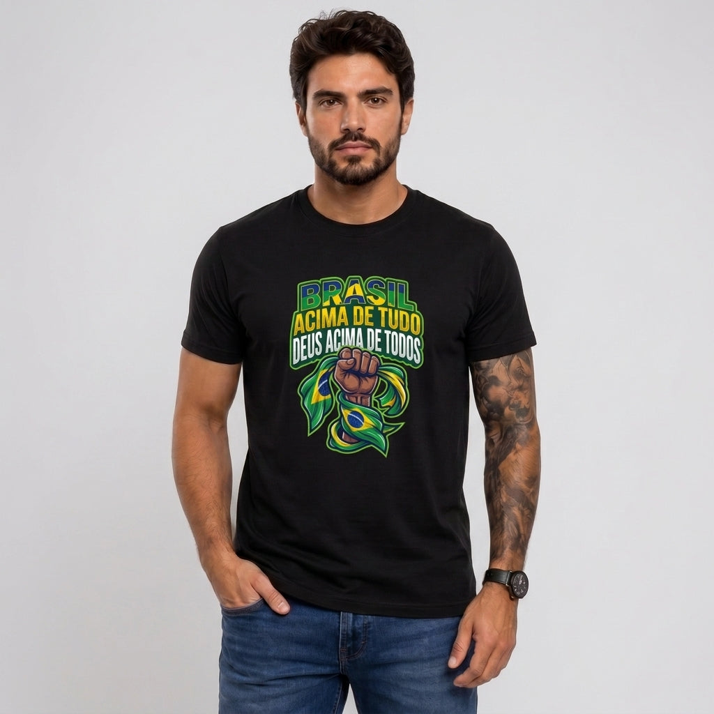 Camiseta Brasil Acima De Tudo, Deus Acima De Todos. - Preto — Camiseta Brasil Acima De Tudo, Deus Acima De Todos. - Preto (com modelo)