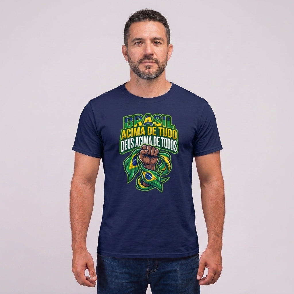 Camiseta Brasil Acima De Tudo, Deus Acima De Todos. - Azul Marinho — Camiseta Brasil Acima De Tudo, Deus Acima De Todos. - Azul Marinho (com modelo)