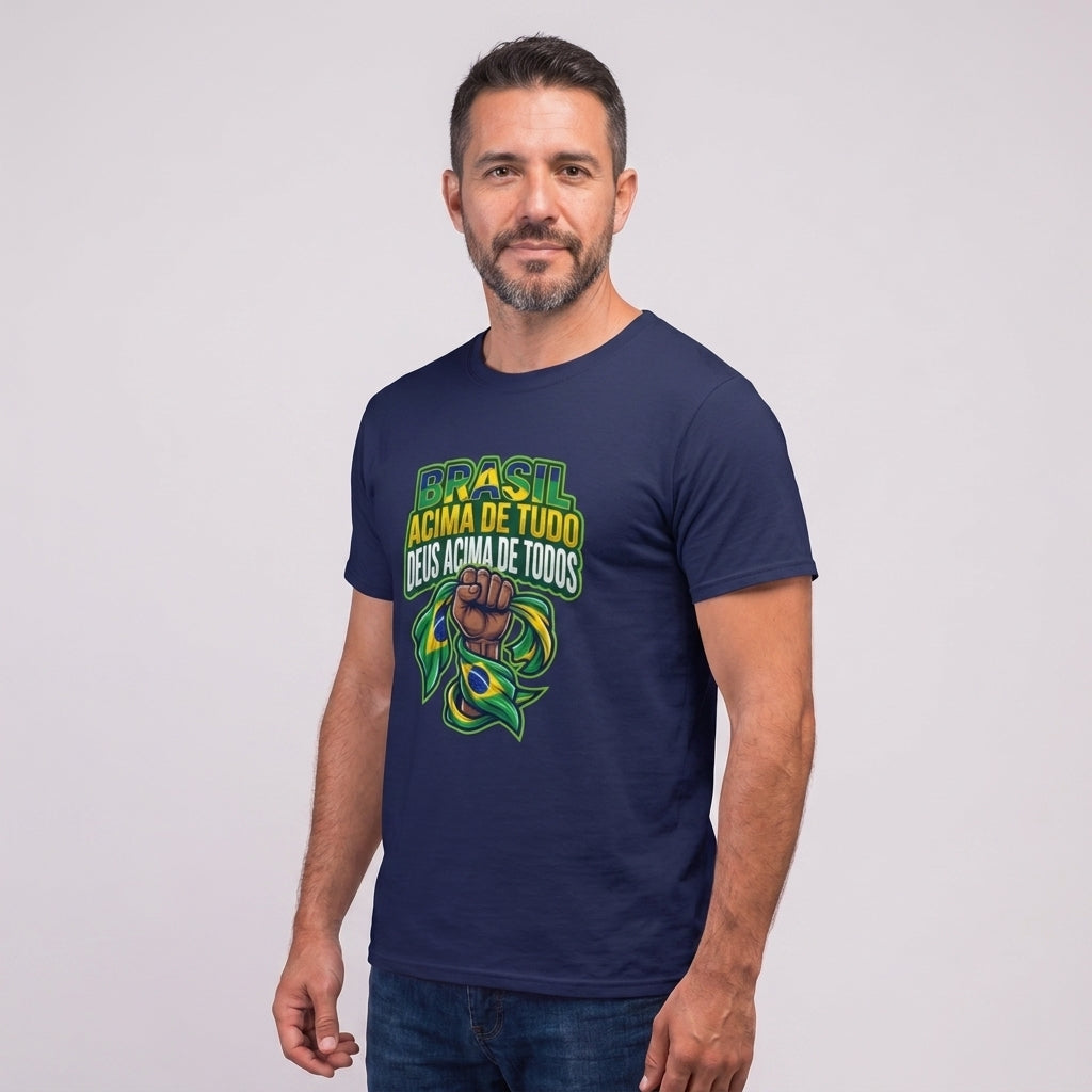 Camiseta Brasil Acima De Tudo, Deus Acima De Todos. - Azul Marinho — Camiseta Brasil Acima De Tudo, Deus Acima De Todos. - Azul Marinho (com modelo)