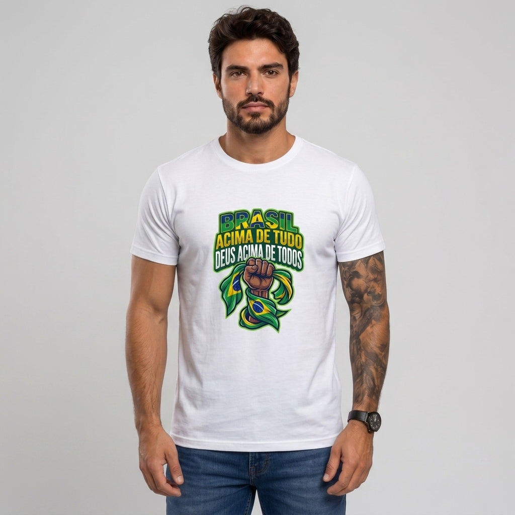 Camiseta Brasil Acima De Tudo, Deus Acima De Todos. - Branco — Camiseta Brasil Acima De Tudo, Deus Acima De Todos. - Branco (com modelo)