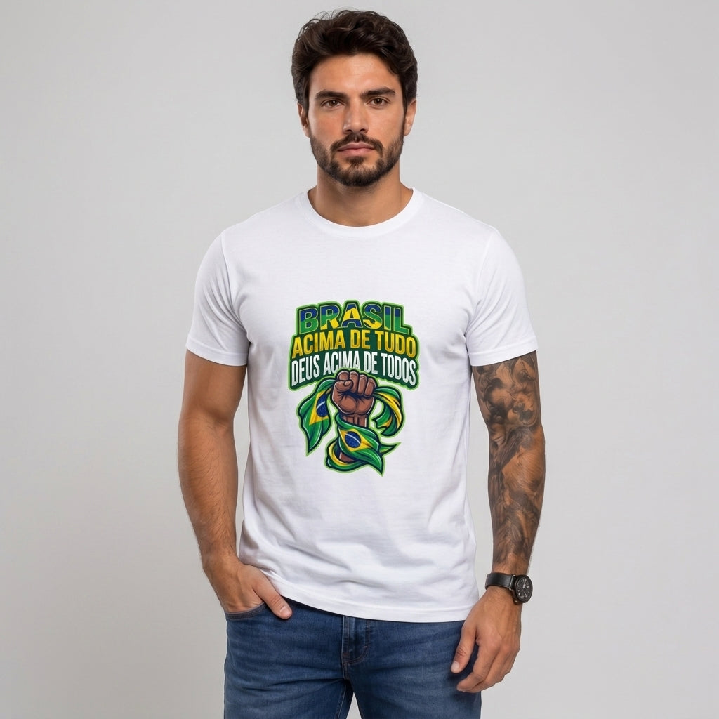 Camiseta Brasil Acima De Tudo, Deus Acima De Todos. - Branco — Camiseta Brasil Acima De Tudo, Deus Acima De Todos. - Branco (com modelo)